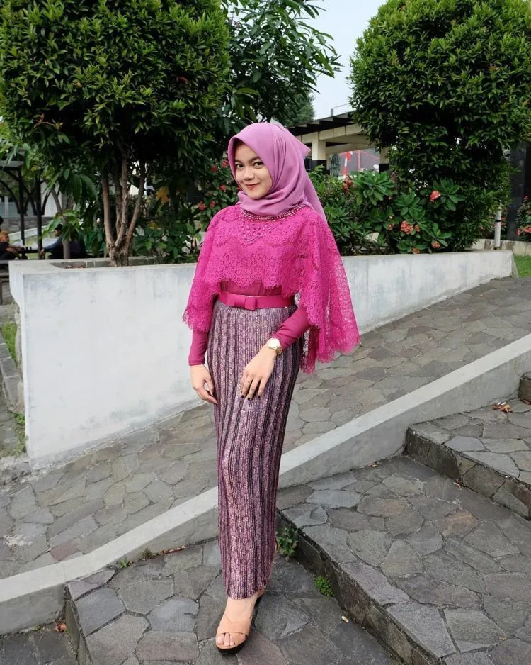 Cara Pakai Kebaya untuk Hijaber. Nggak Ketat, Menutup Dada, dan Tetap Santun Dilihat 10