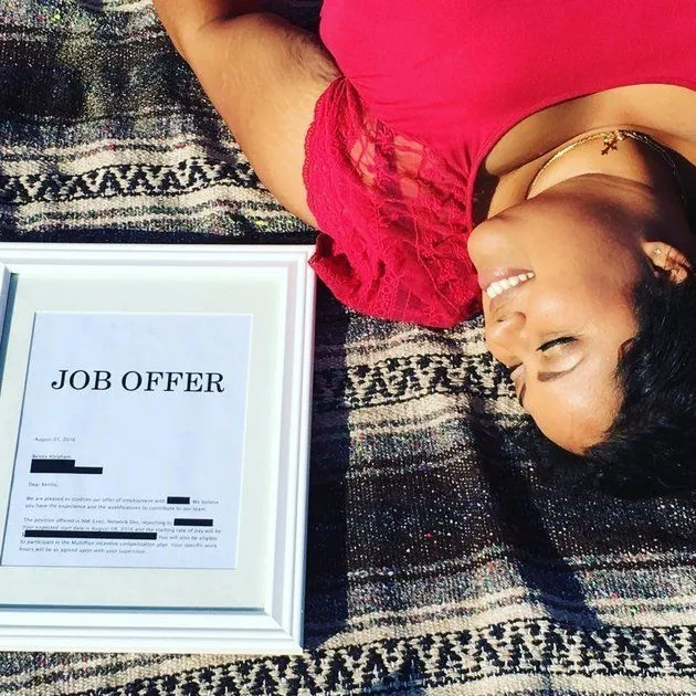 Sekalinya Dapat Kerja Pasca 7 Bulan Menganggur, Wanita Ini Bikin Pemotretan Ala Prewedding 12