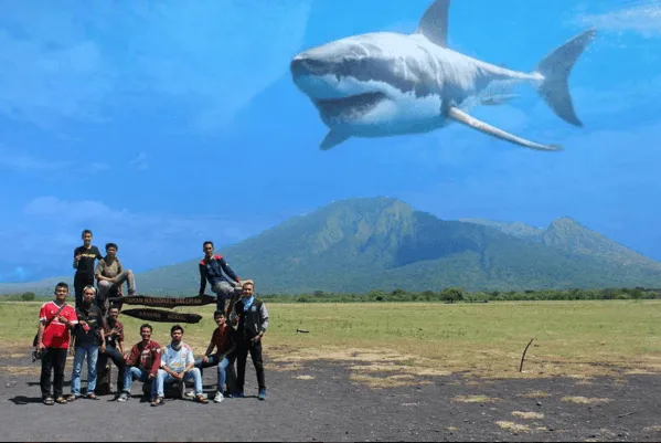 Lagi Tren di Indonesia Nih, Foto-Foto Kece Ala Video Musik 'Up & Up' Coldplay! 31