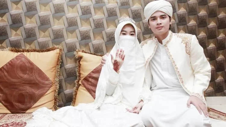 Kalau Sudah Halal, Mau Pose Mesra Bareng Pasangan Seperti 15 Foto Ini Pun Nggak Masalah 28
