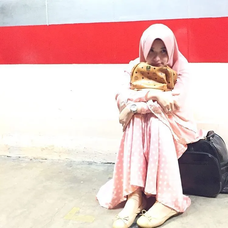 Kamu yang Ingin Tampil Berhijab Syar'i Tanpa Tapi, Jangan Sampai Salah Padu Padan Kaos Kaki 21