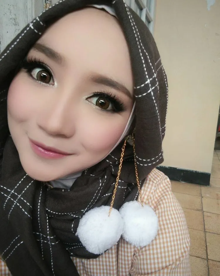 Anting Pompom Ampuh Menjawab Kegelisahan Para Cewek untuk Tampil Keren dan Kekinian 19