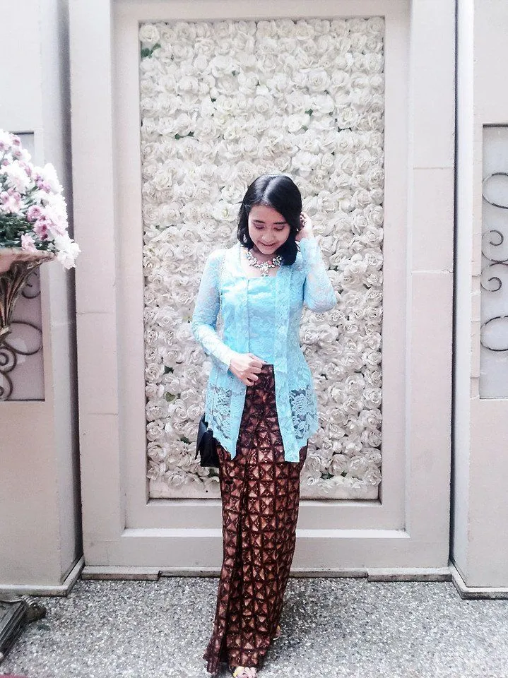 9 Inpirasi Kebaya Kutu Baru, demi Tampilan Cantik di Hari Wisudamu 15