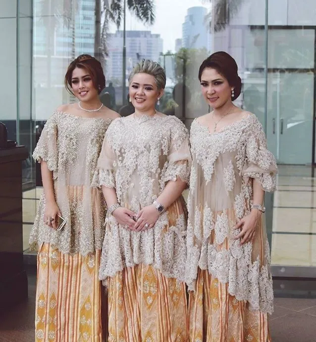 18 Inspirasi Kebaya Pagar Ayu. Biar di Kondangan Semakin Dekat Jodohmu 25