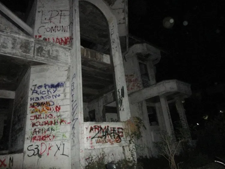 Arek Suroboyo, Kamu Udah Nggak Asing Kan Dengan Rumah Hantu Darmo? Rumah Paling Horor di Surabaya! 10