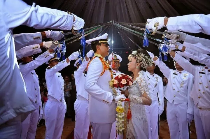 15 Foto Inspirasi Pernikahan Pedang Pora, Tak Bingung Lagi Paduan Warna Busananya