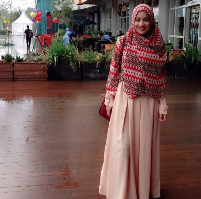 Simak Metamorfosa 6 Seleb Ini: Dari Hijabers Menjelma Menjadi Syar'I, Siapa Tahu Kamu Terinspirasi 21