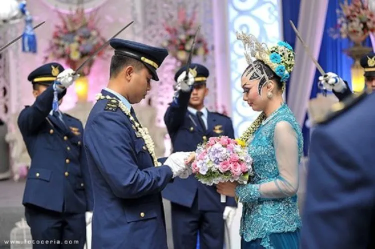 15 Foto Inspirasi Pernikahan Pedang Pora, Tak Bingung Lagi Paduan Warna Busananya 21