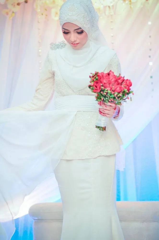 15 Inspirasi Gaun Pernikahan Syar'i Simple tapi Elegan 18