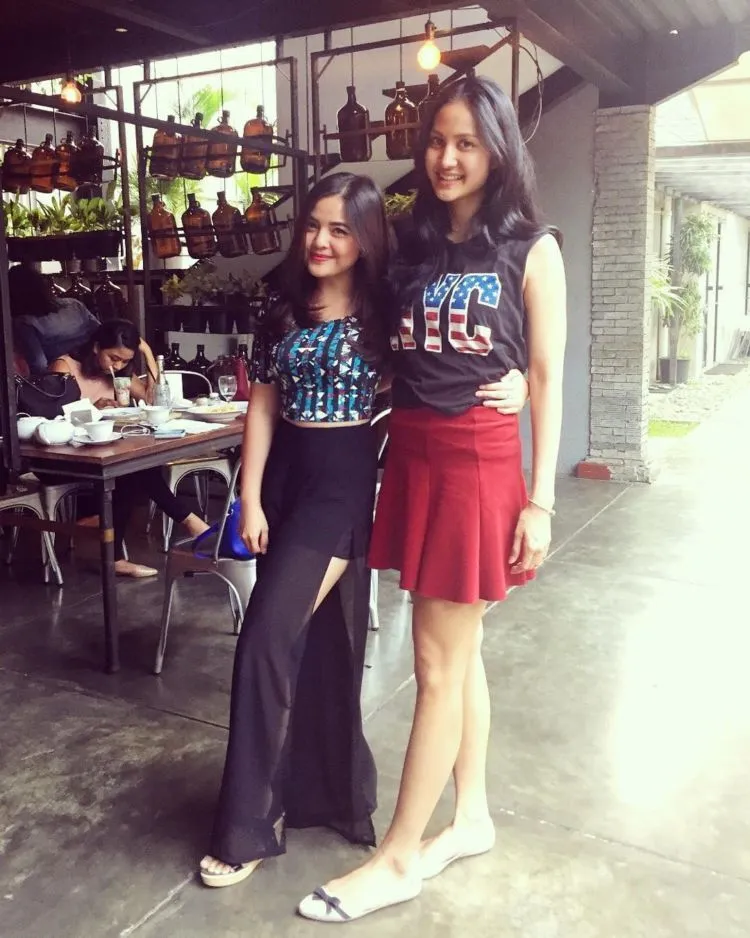 Dear Cewek Mungil dan Berpipi Chubby, 15 Style Tasya Kamila Ini Cute dan Elegan Buatmu 25