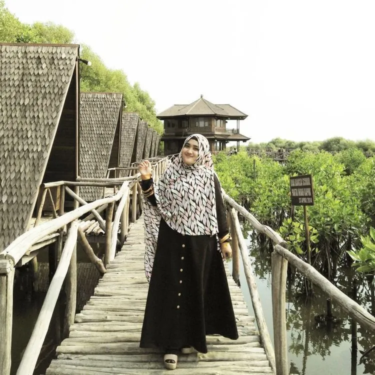 Kamu yang Ingin Tampil Berhijab Syar'i Tanpa Tapi, Jangan Sampai Salah Padu Padan Kaos Kaki 23