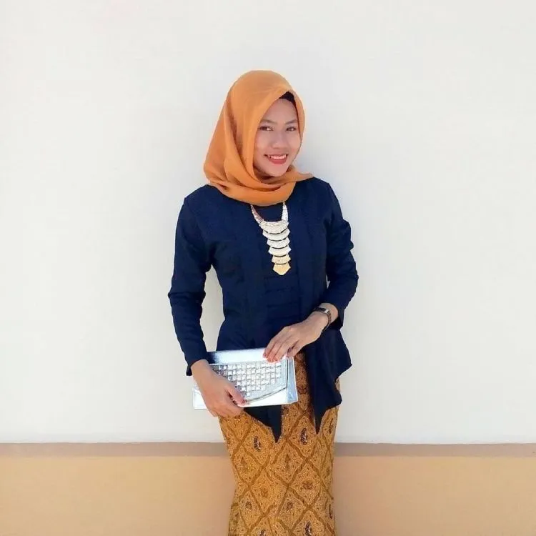 9 Inpirasi Kebaya Kutu Baru, demi Tampilan Cantik di Hari Wisudamu 17