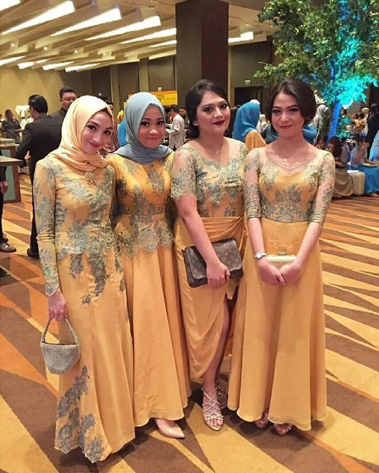 18 Inspirasi Kebaya Pagar Ayu. Biar di Kondangan Semakin Dekat Jodohmu 27