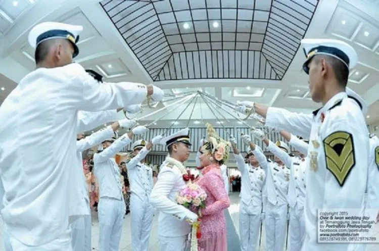 15 Foto Inspirasi Pernikahan Pedang Pora, Tak Bingung Lagi Paduan Warna Busananya 26