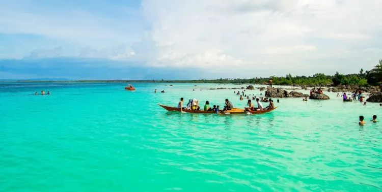Buat Kamu yang Nggak Bisa Renang tapi Pengen Coba Sensasi Mengapung, Pantai Tureloto Jawabannya! 10
