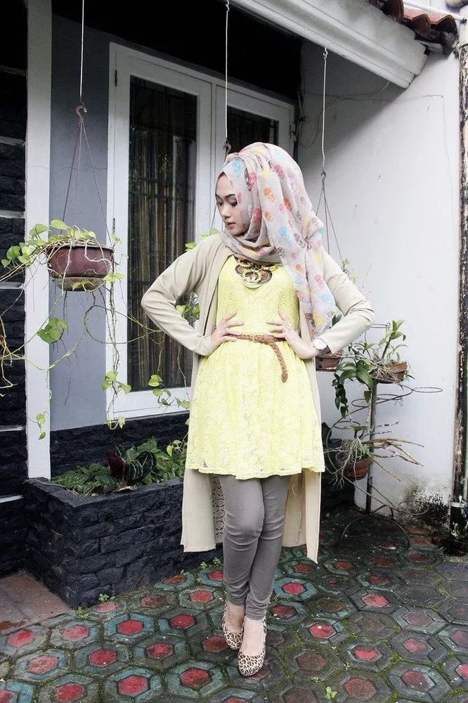 Tampil dengan Mini Dress Itu Tetap Bisa Sopan, Asal 10 Style Hijab Ini Kamu Tirukan 17
