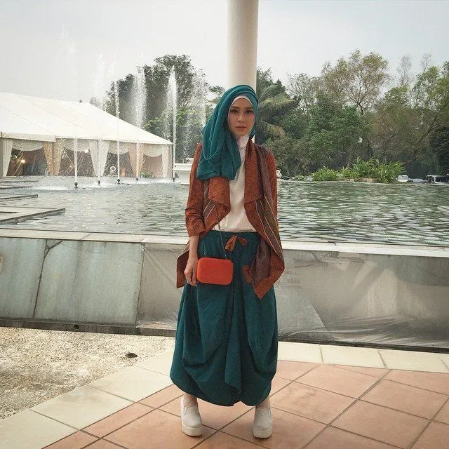 Kamu yang Ingin Tampil Berhijab Syar'i Tanpa Tapi, Jangan Sampai Salah Padu Padan Kaos Kaki 24
