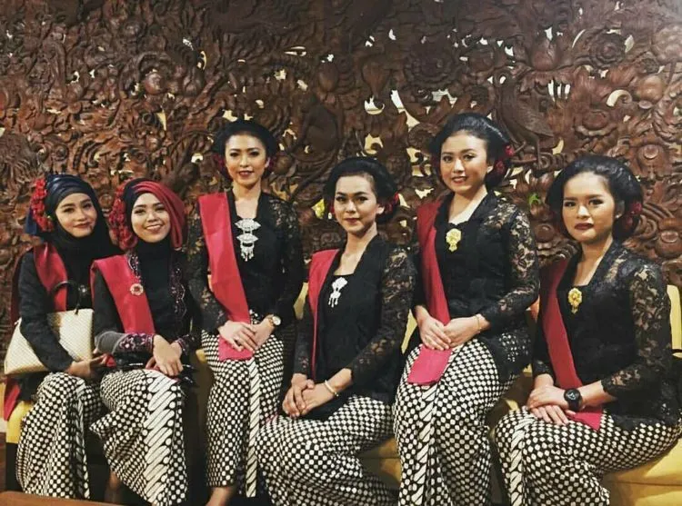 18 Inspirasi Kebaya Pagar Ayu. Biar di Kondangan Semakin Dekat Jodohmu 28