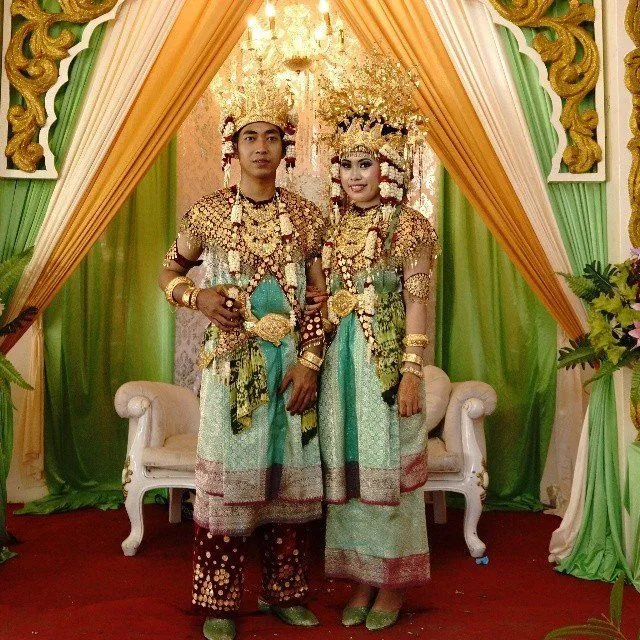 10 Inspirasi Pernikahan Unik nan Megah A La Palembang dengan Pakaian Adat Aesan Gede 12