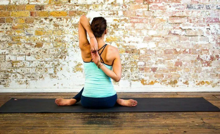 Masih Muda Kok Udah Bungkuk Sih? Balikin Tubuh Tegakmu dengan 6 Pose Yoga Ini, Yuk! 12