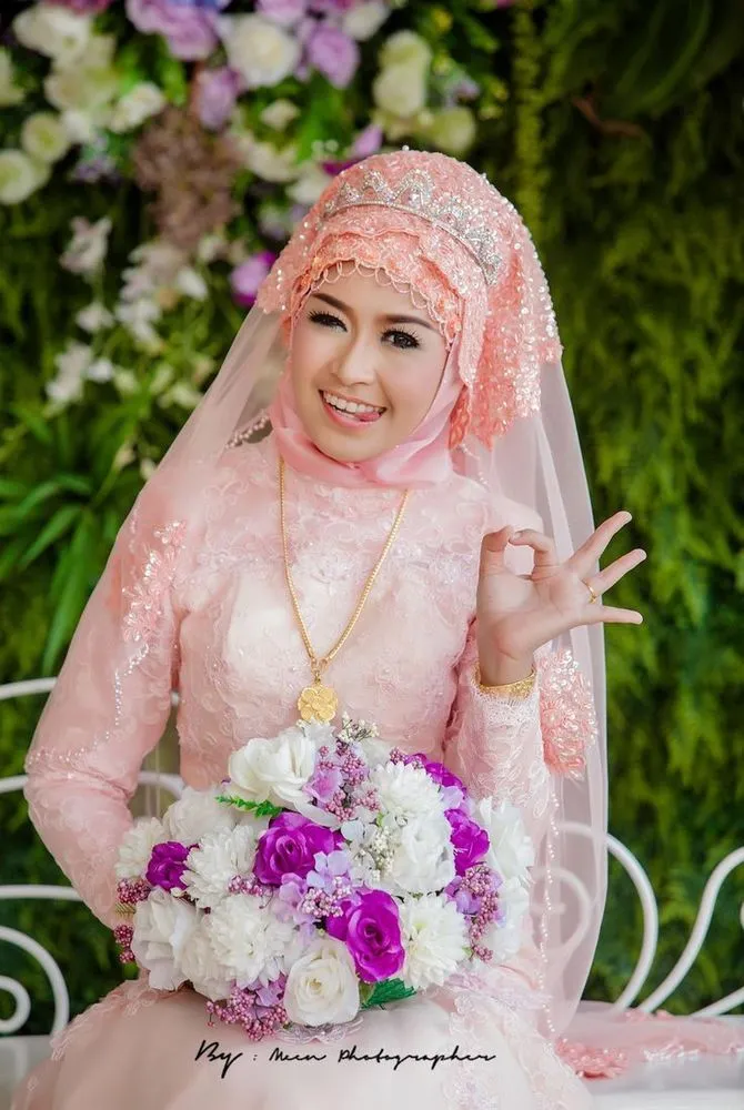 15 Inspirasi Gaun Pernikahan Syar'i Simple tapi Elegan 17