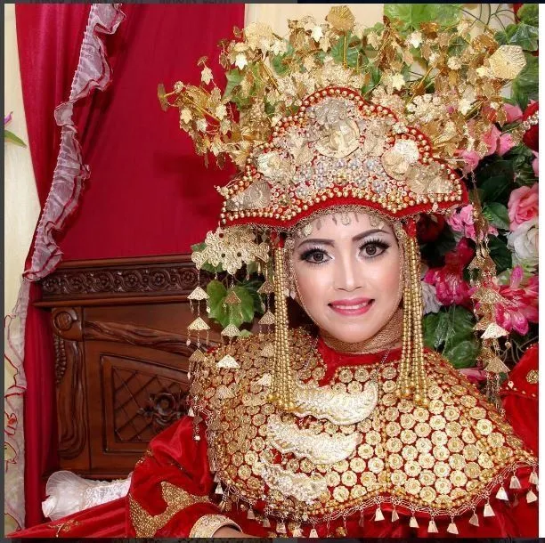 Meski Berat dan Bikin Pusing, 9 Mahkota Pengantin Adat ini Memang Bikin Anggun dan Elegan 14