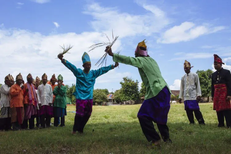 8 Tradisi Unik yang Bisa Bikin Ketemu dengan Jodoh, Kamu yang Jomblo Jangan Sampe Nggak Ikutan! 13