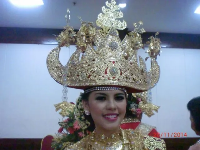 Meski Berat dan Bikin Pusing, 9 Mahkota Pengantin Adat ini Memang Bikin Anggun dan Elegan 17