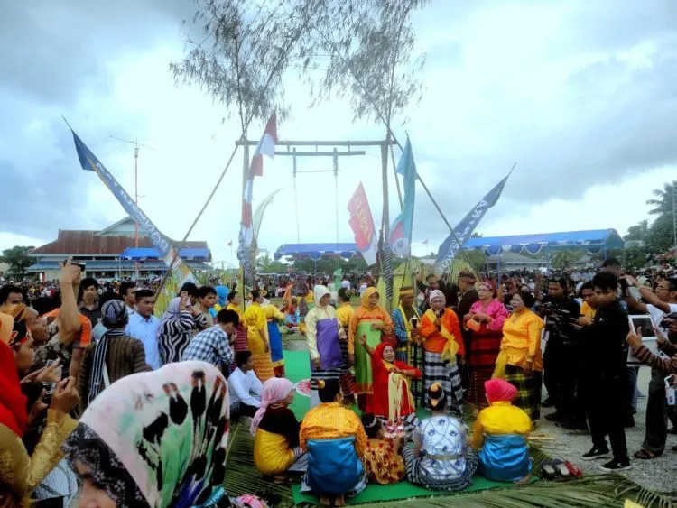8 Tradisi Unik yang Bisa Bikin Ketemu dengan Jodoh, Kamu yang Jomblo Jangan Sampe Nggak Ikutan! 14