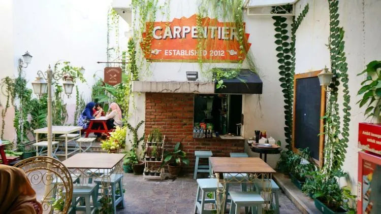 12 Tempat Nongkrong di Surabaya yang Asik & Estetik 21 kafe surabaya