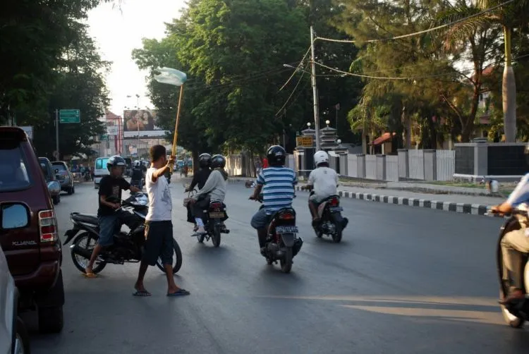 Tipe-tipe Tukang Parkir yang Ada di Indonesia. Kamu Pasti Hafal Banget Sama Tingkah Laku Mereka! 8