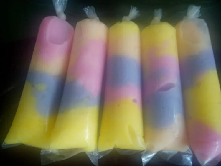 Nostalgia Yuk Sama Es Lilin Favorit Masa Kecil! Intip Cara Bikinnya Lewat 13 Kreasi Ini 20