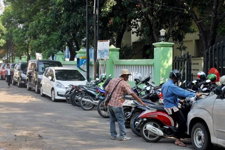 Tipe-tipe Tukang Parkir yang Ada di Indonesia. Kamu Pasti Hafal Banget Sama Tingkah Laku Mereka! 13