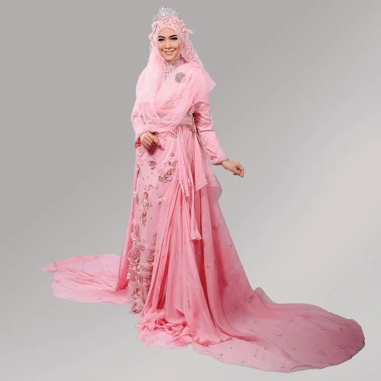 15 Inspirasi Gaun Pernikahan Syar'i Simple tapi Elegan 17