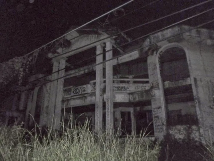 Arek Suroboyo, Kamu Udah Nggak Asing Kan Dengan Rumah Hantu Darmo? Rumah Paling Horor di Surabaya! 8