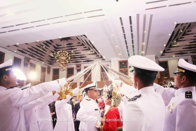 15 Foto Inspirasi Pernikahan Pedang Pora, Tak Bingung Lagi Paduan Warna Busananya 30