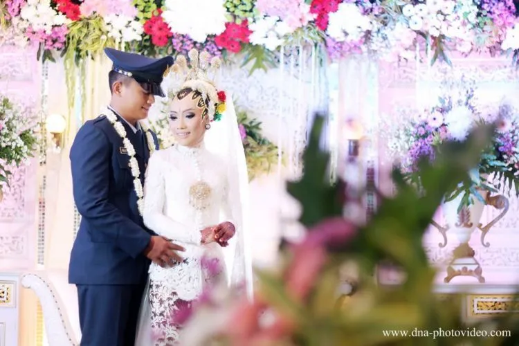 15 Foto Inspirasi Pernikahan Pedang Pora, Tak Bingung Lagi Paduan Warna Busananya 23