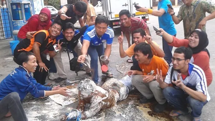 Pelajar Ini Jadi Korban Kejamnya Perayaan Ulang Tahun, Banyak Netizen Dukung Budaya Itu Dihentikan 14