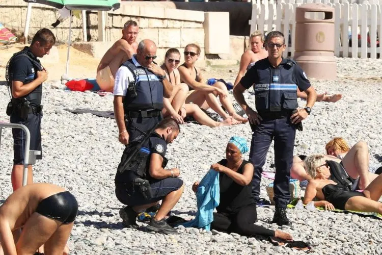 Polisi Memaksa Muslimah Lepas Burkini saat Liburan di Pantai. Bukti Prancis Makin Rasis kepada Islam! 8