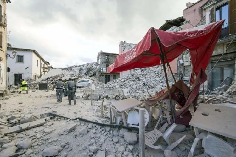 Deretan Foto Dahsyatnya Kerusakan Tempat Bersejarah Akibat Gempa di Italia. Dunia Pun Berduka! 16