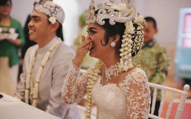 Setelah Kamu Baca Kisah Cinta 8 Pasangan Ini, Dijamin Kamu Nggak Ingin Sendiri Lagi 10
