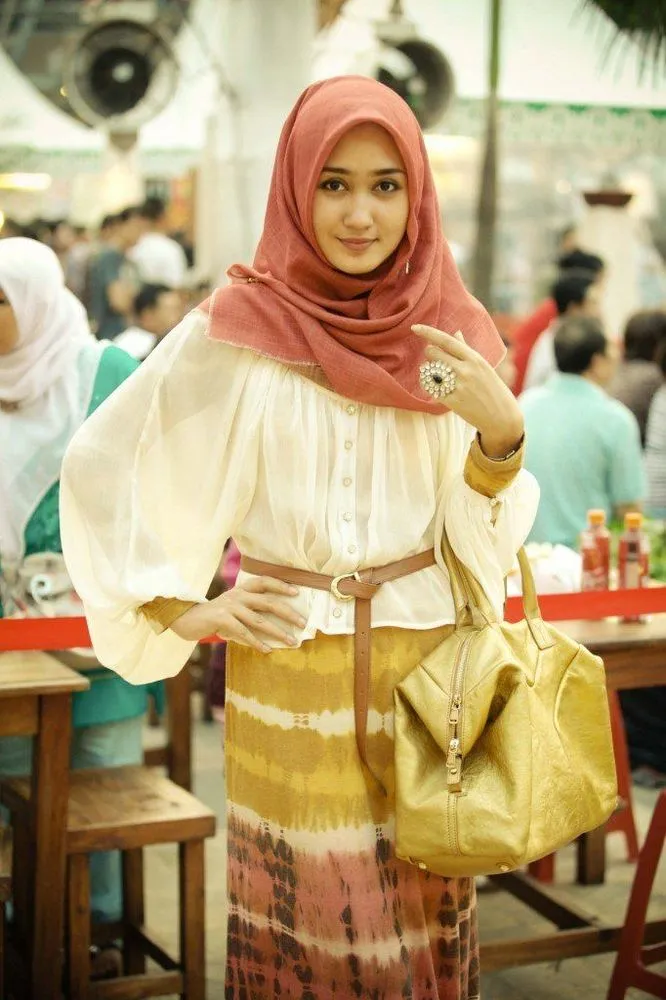 Simak 7 Cara Ini Agar Pakaian Tipis Kamu Nggak Menerawang. Cewek Berhijab Wajib Tahu 10