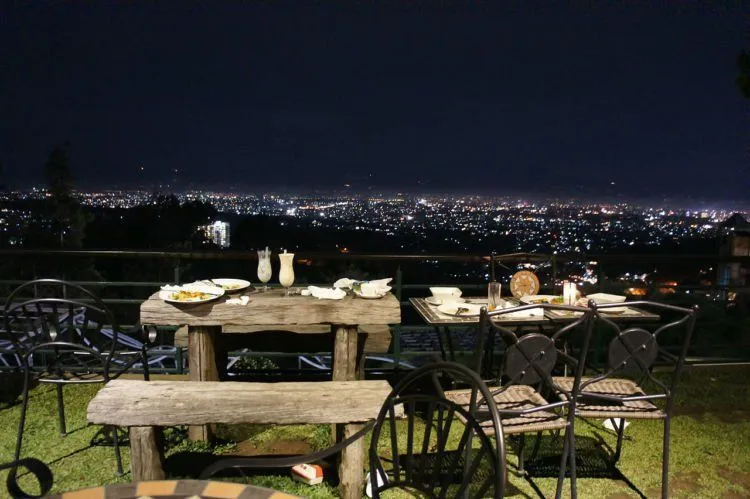 Menikmati Kota Bandung dari Ketinggian, 7 Cafe Ini Bisa Memanjakanmu Bersama Pasangan! 11