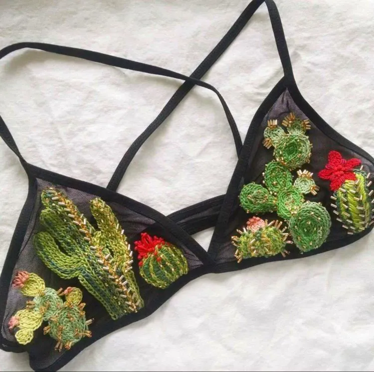 Ladies, Lindungi Aset Berhargamu! 12 Bra yang Nggak Biasa Ini Akan Buatmu Tampil Beda 15