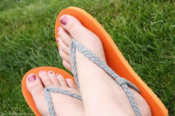 DIY Sandal Jepit Kreasi yang Nggak Ada di Toko. Tadinya Murahan Jadi Naik Levelnya 17