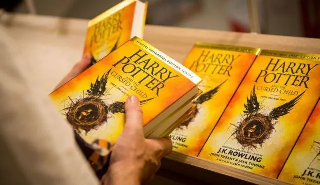 Bersoraklah Wahai Pembaca Setia Harry Potter, Buku Seri Kedelapan Akhirnya Terbit! 8