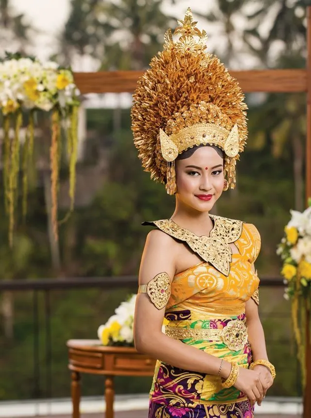 Meski Berat dan Bikin Pusing, 9 Mahkota Pengantin Adat ini Memang Bikin Anggun dan Elegan 16
