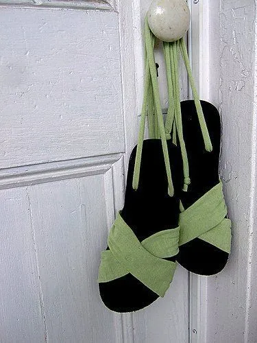 DIY Sandal Jepit Kreasi yang Nggak Ada di Toko. Tadinya Murahan Jadi Naik Levelnya 23