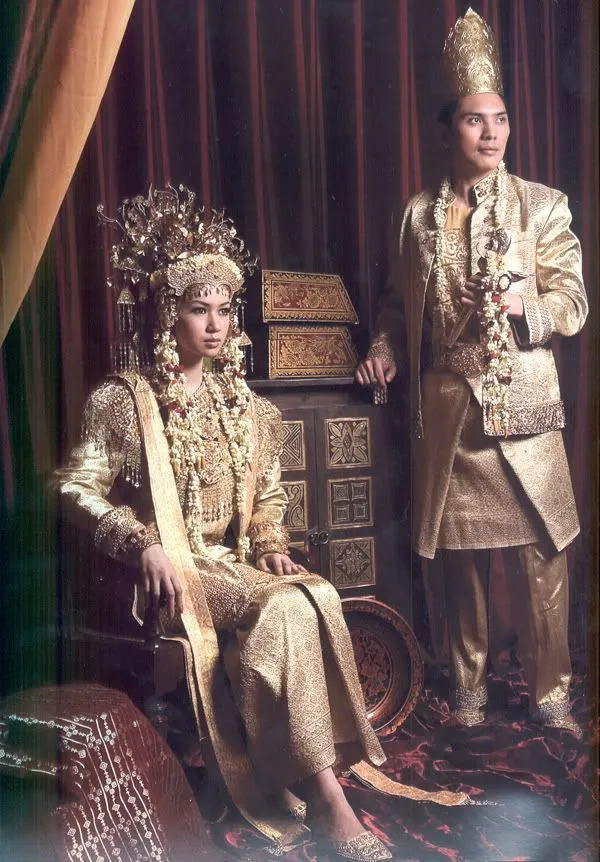 10 Inspirasi Pernikahan Unik nan Megah A La Palembang dengan Pakaian Adat Aesan Gede 18