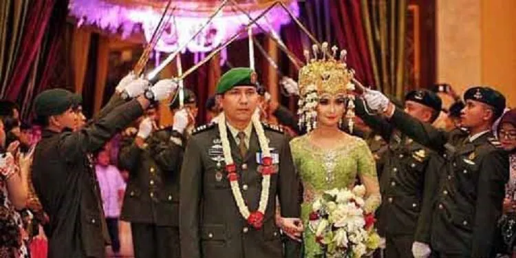 15 Foto Inspirasi Pernikahan Pedang Pora, Tak Bingung Lagi Paduan Warna Busananya 18